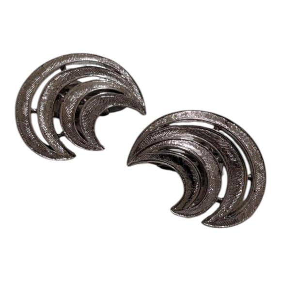 Vintage Trifari Silver Clip-On Earrings Classic Designer Costume Jewelry Retro - Picture 1 of 4